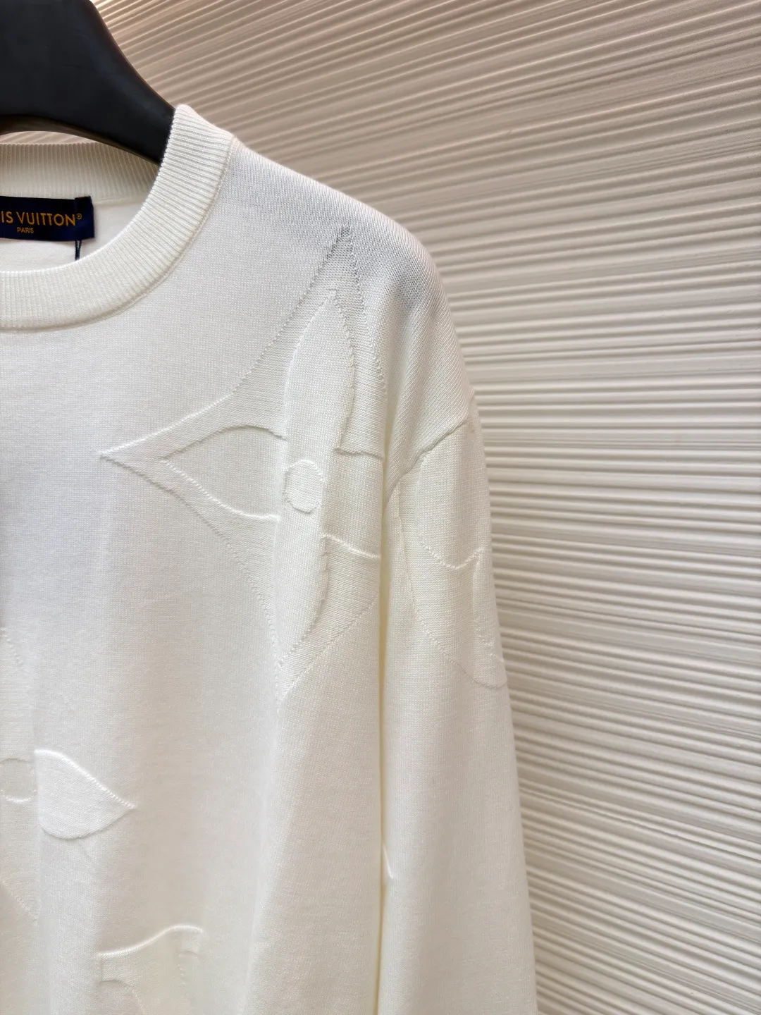 LOUIS VUITTON embossed floral 㚏 jacquard knitted round neck long sleeves ●Original version: 12300 purchase and development ●Item number: 1681614--A70 ●Fabrics: combed cotton fabric ●Technology: knitted intarsia production ●Version: fitted version ●Weight: about 380 grams ●Size: XS-S-M-L ●Description: Heavy positioning three-dimensional contrasting intarsia technology throughout the fashionable and high-end sense! Swiss woven positioning intarsia technology, high-end pink color, sporty style, same style for men and women! The classic wide version is fashionable and advanced! The overall wiring is straight and delicate, the fabric is comfortable and soft, and the color is consistent without color difference. It can be matched with the same style to create a fashionable look and control various occasions. Customized accessories, complete with three standards, same style for men and women!